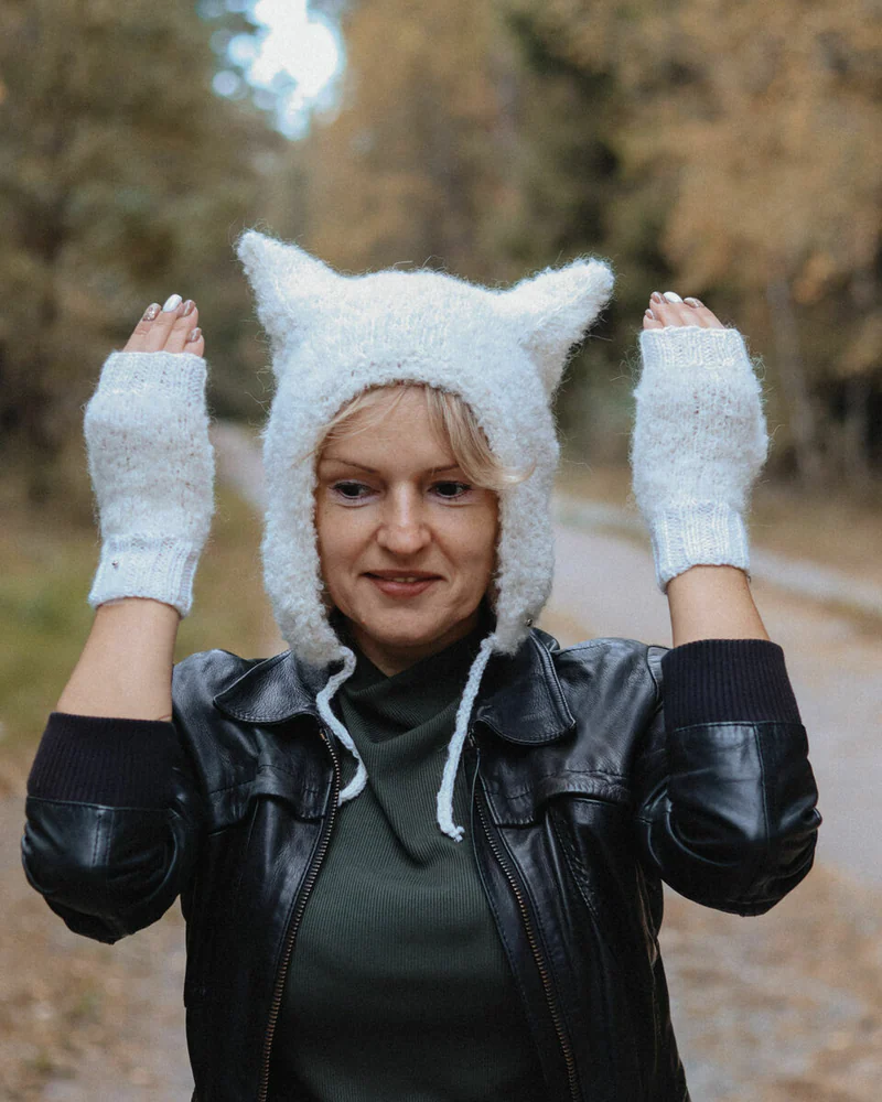 Белый комплект шапка чепчик с ушками и митенки