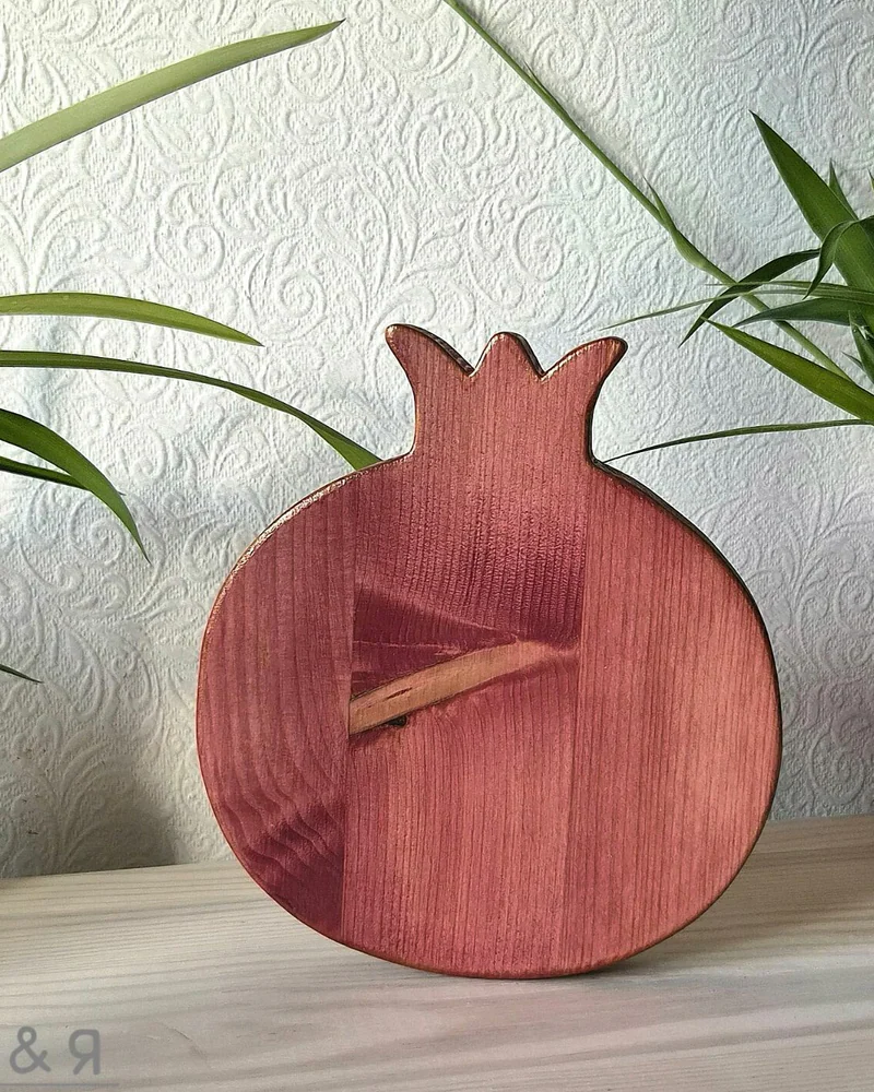 Интерьерная фигурка «Гранат» из дерева, красная с золотом — Гранат