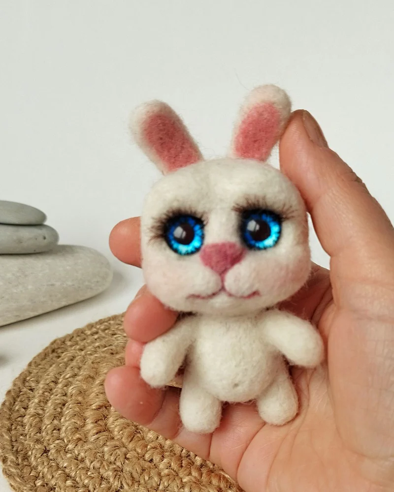 Маленький зайчик игрушка из шерсти. Зайка в костюме лягушки