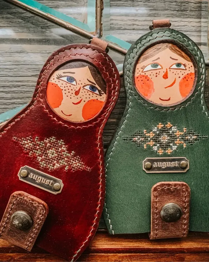 Ключница-матрёшка из кожи с ручной вышивкой и росписью — Маруся и Нинель