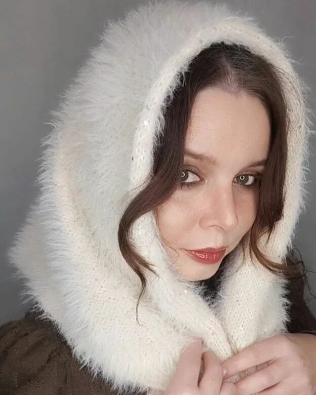 Косынка вязаная пушистая с пайетками