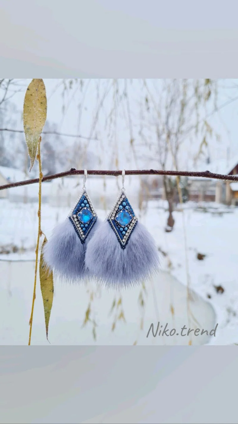 Меховые серьги вышитые бисером, белый