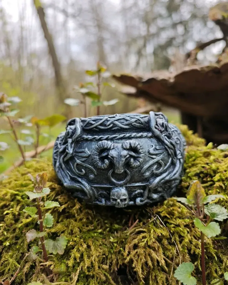 Ведьминский котелок с черепами, подсвечник