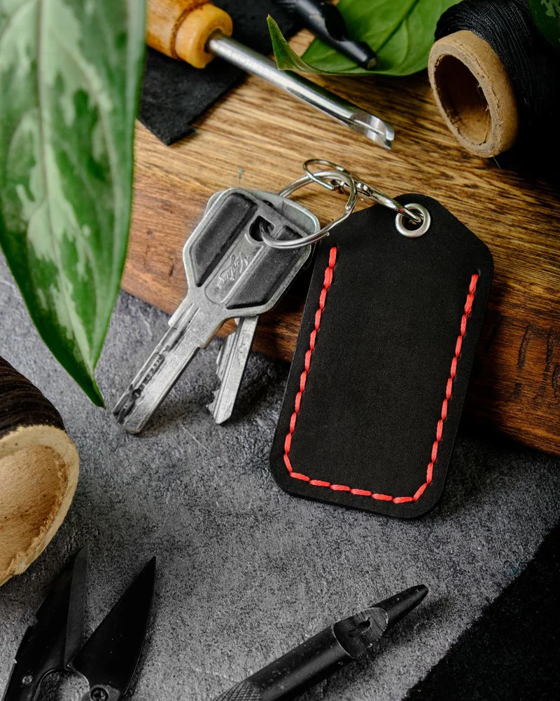 Брелок-чехол для ключей из натуральной кожи HELFORD Smart чёрный с красной отделкой
