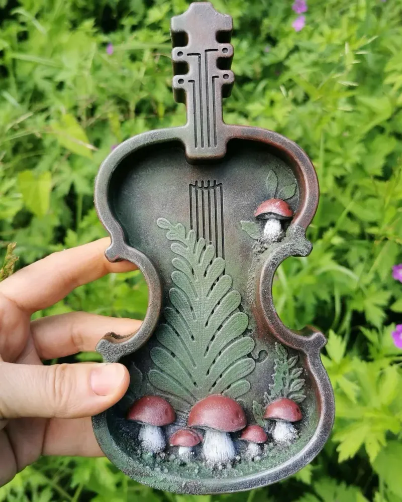 Декоративная скрипка с белыми грибами