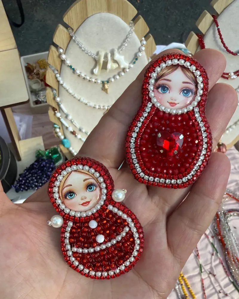 Красная брошь «Матрешка&неваляшка»