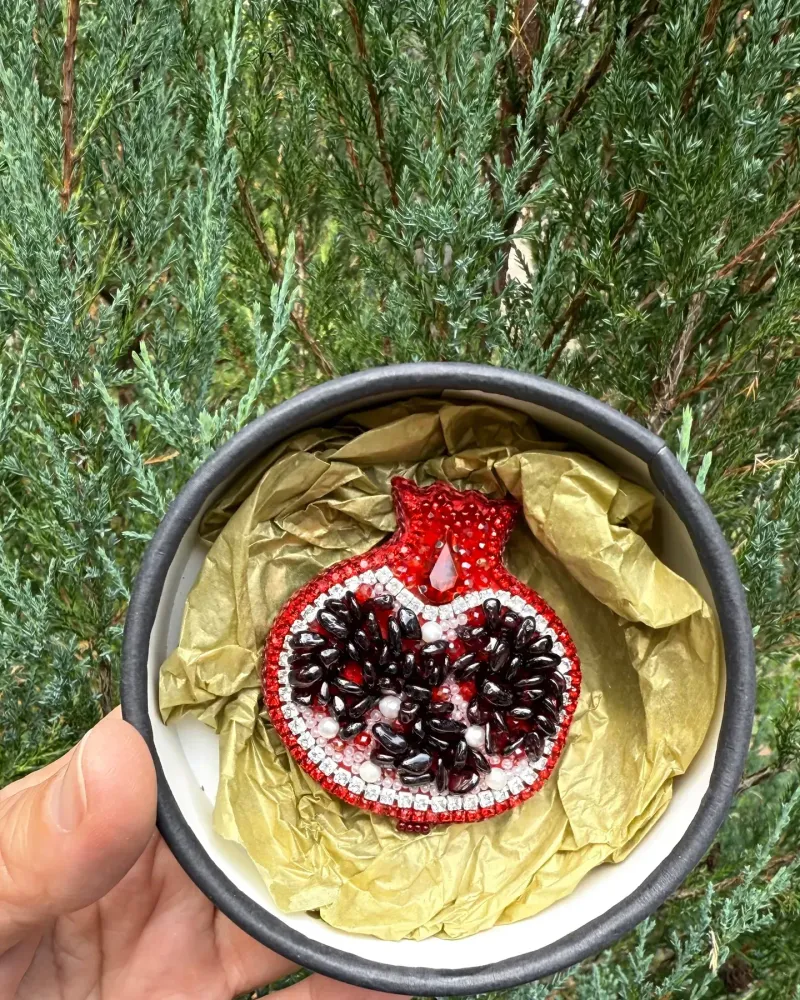 Красная брошь «Гранат»