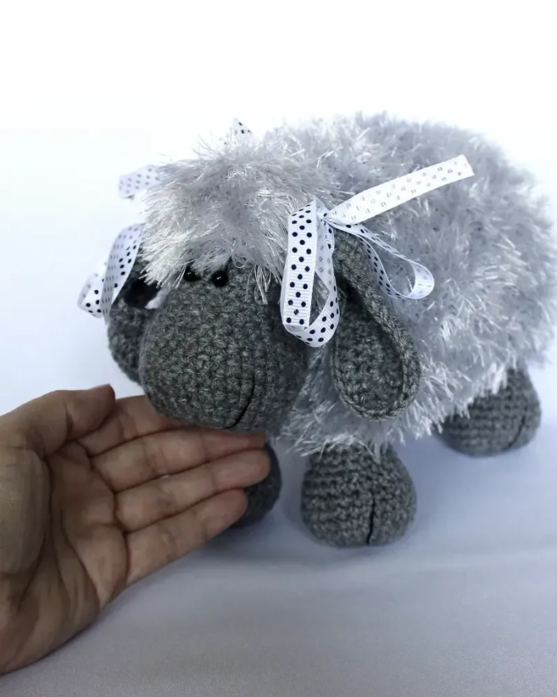 Вязаная игрушка-подушка «Овечка» — Серый