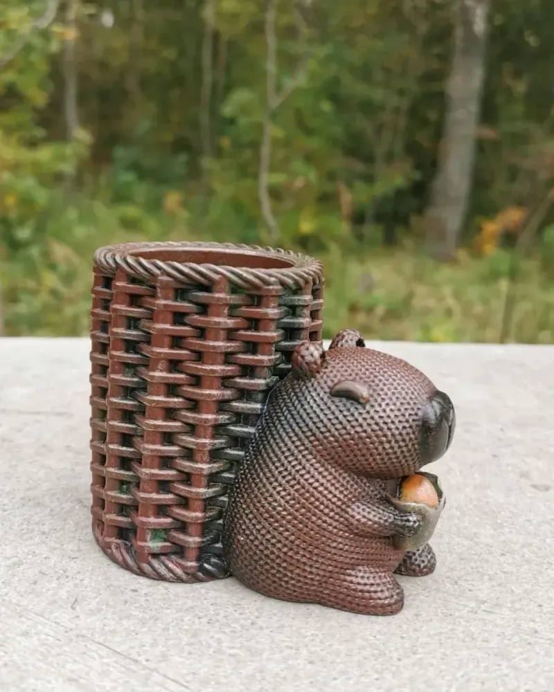 Капибара с корзинкой, кашпо
