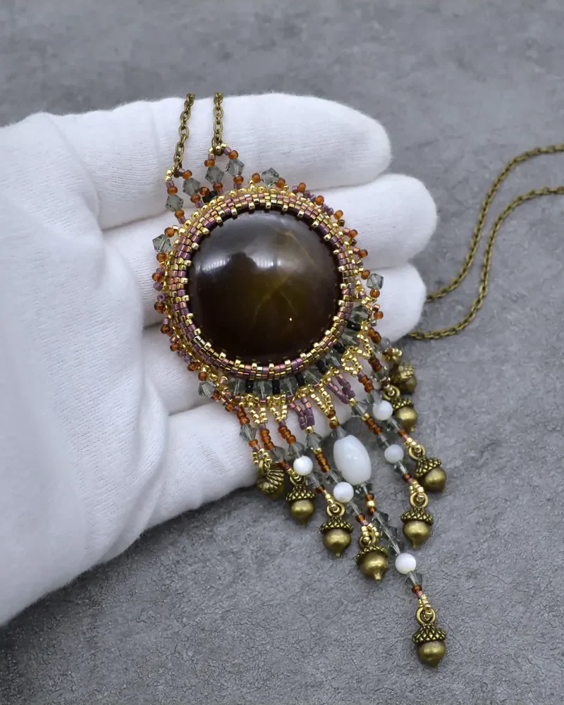 Кулон ручной работы с кальцитом и Swarovski