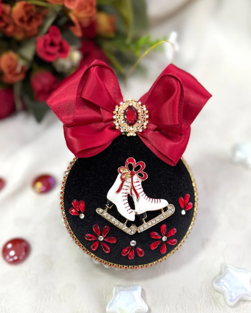 Ёлочные игрушки. Подвеска «Коньки»