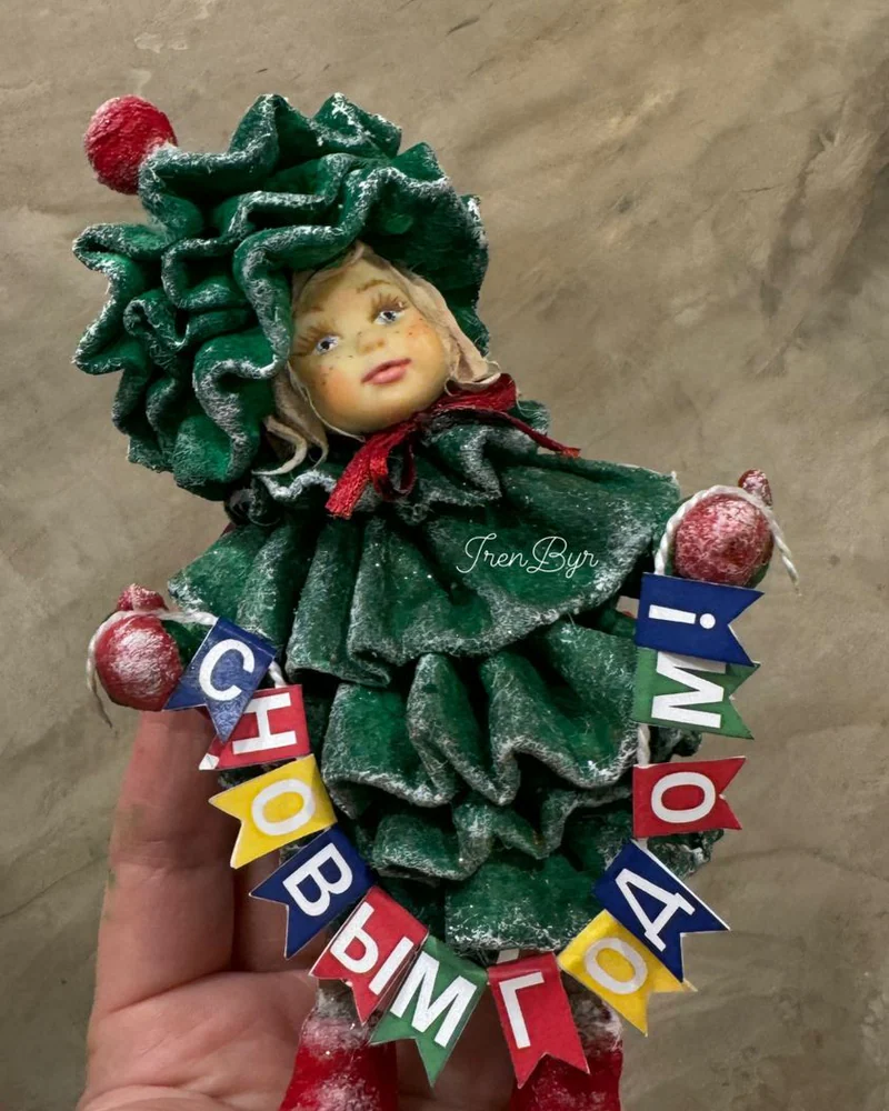 Детка в костюме ёлочки️