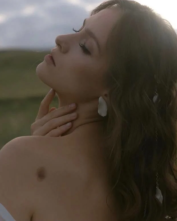 Серьги-гвоздики с лепестками из полимерной глины