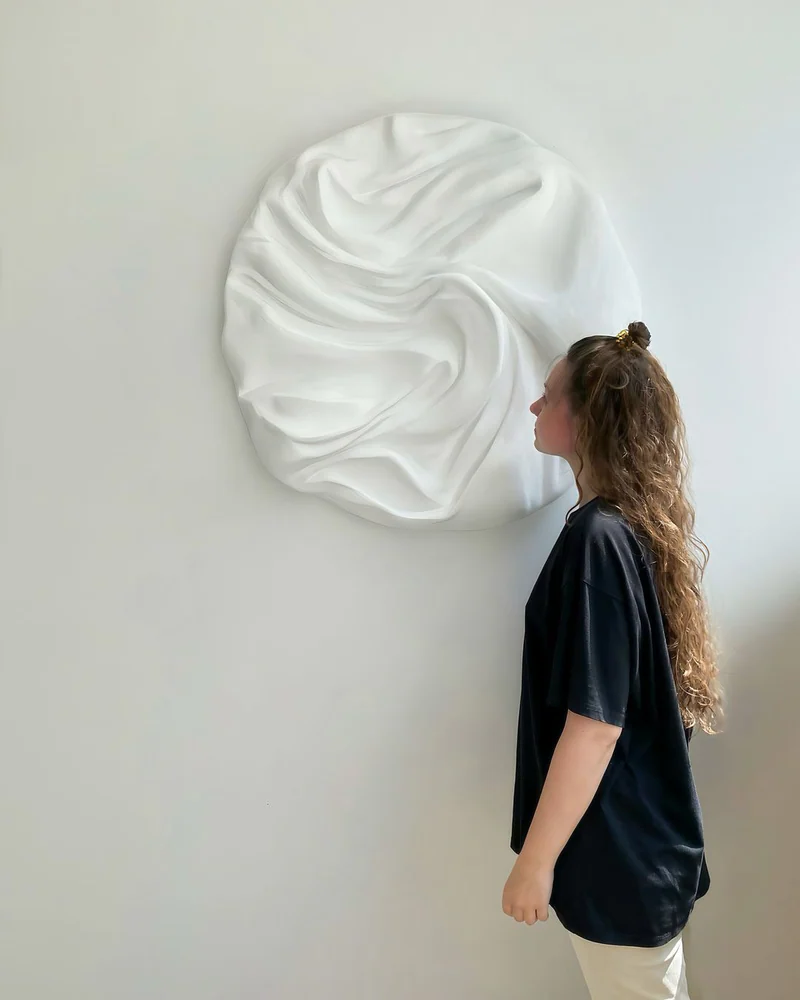 минималистичное объемное круглое панно в белом цвете,барельеф