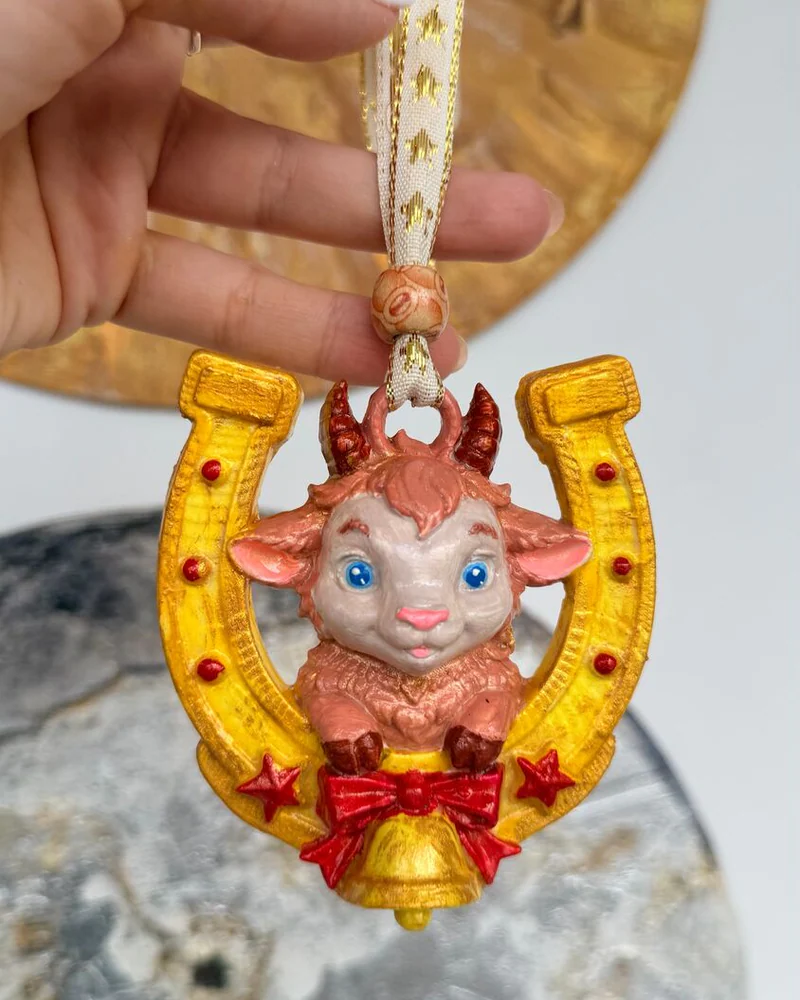 Ёлочная игрушка «Подковка с козочкой» — Золотая подкова