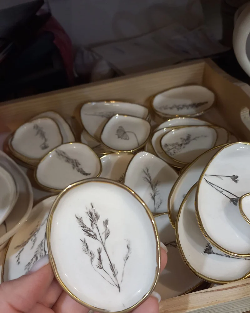 Белое блюдце с каёмкой для украшений