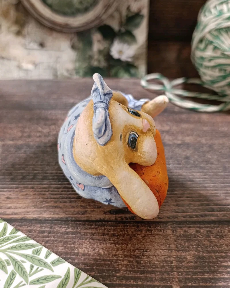 Заяц с морковкой