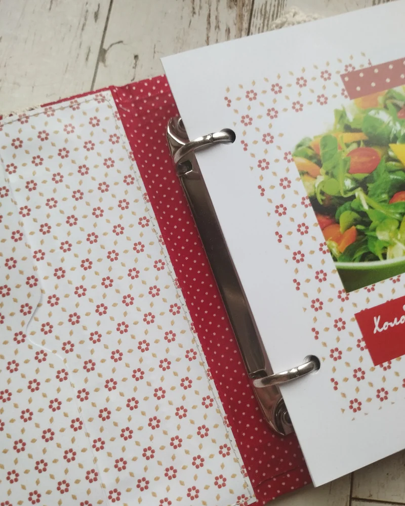 Кулинарная книга на кольцах 13×16 см — Красная в горошек, клубника