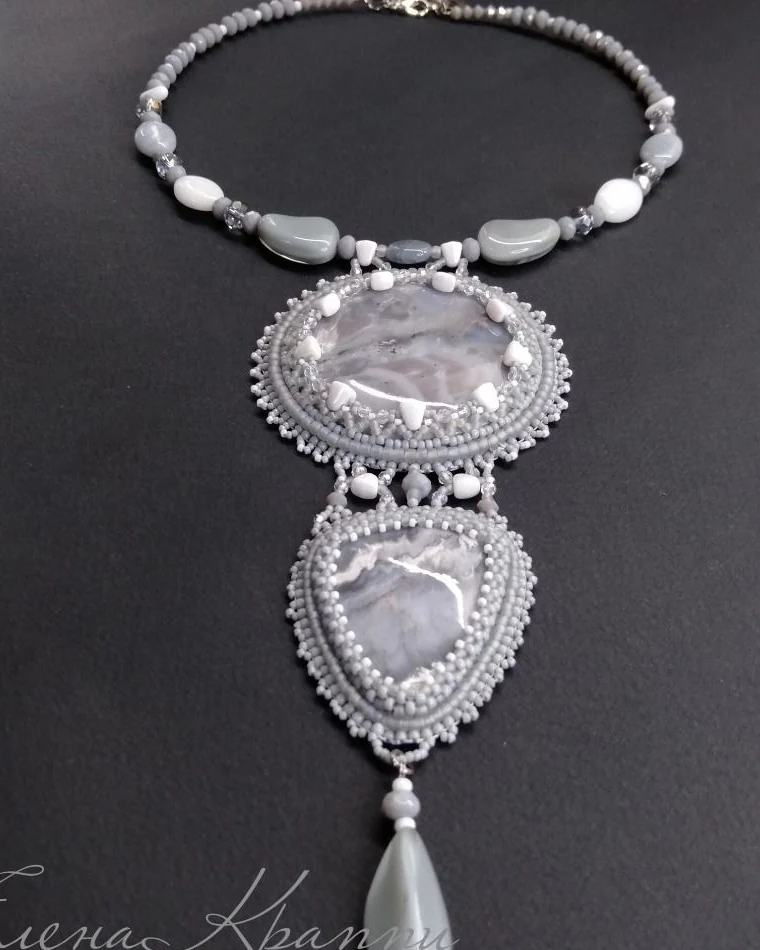 Серое колье из волжского агата "Зимняя сказка"