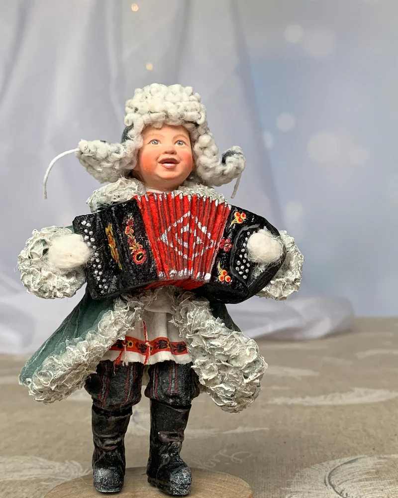 Мальчик с гармонью — Красный костюм