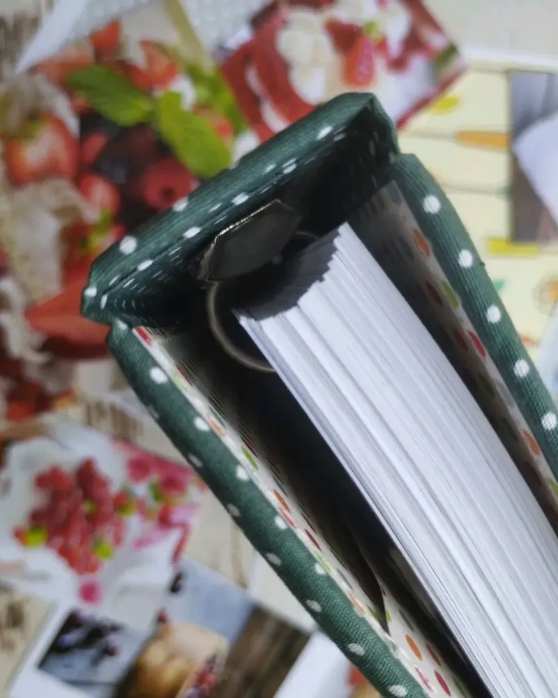 Кулинарная книга для рецептов на кольцах 13×16 см — Зелёная в горошек, малина