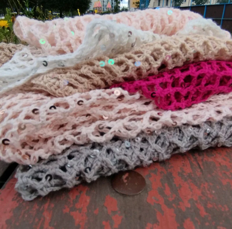Косынка ажурная из хлопка с пайетками