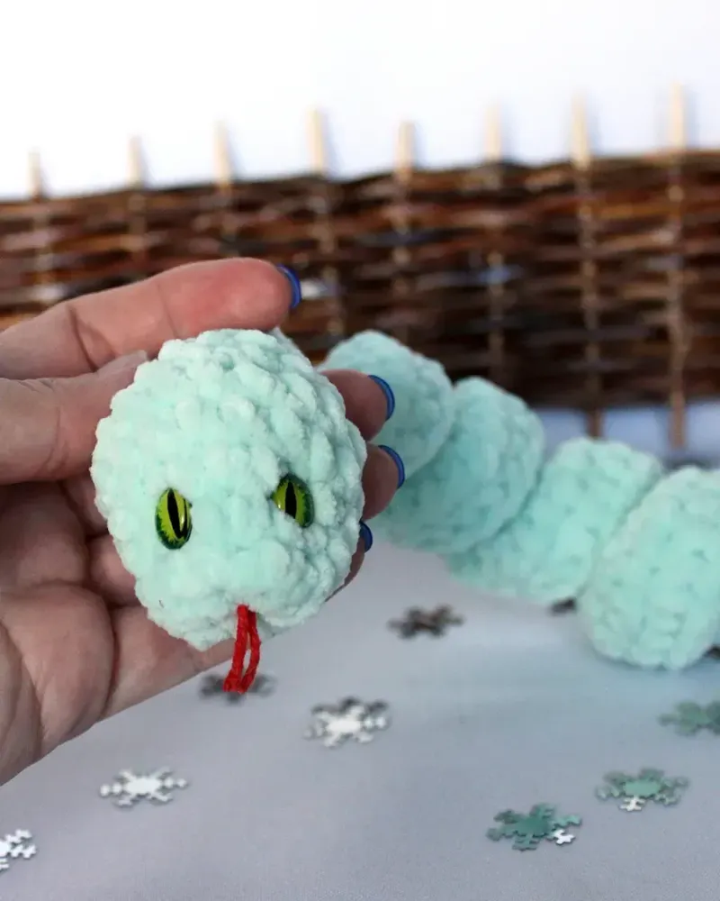 Мягкая вязаная игрушка «Змея-спираль» — Бледно-зеленый