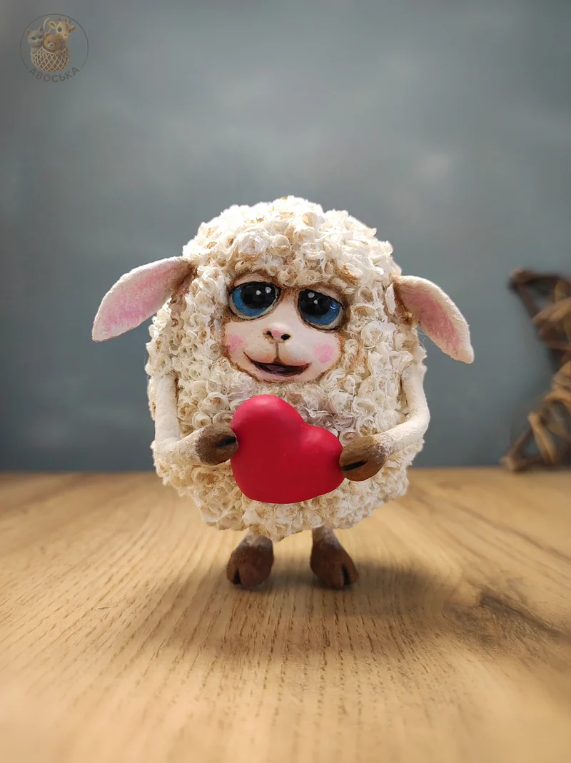 Ватная игрушка «Влюблённая овечка»