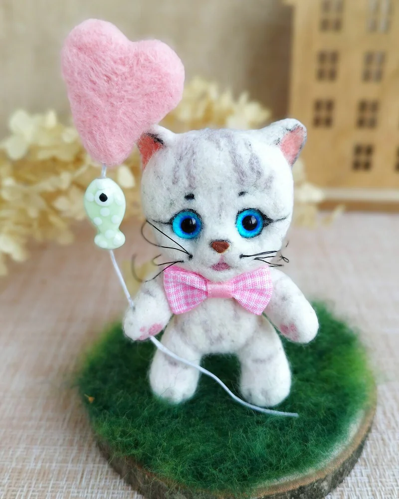 Белый котик с сердечком, Игрушка из шерсти котенок