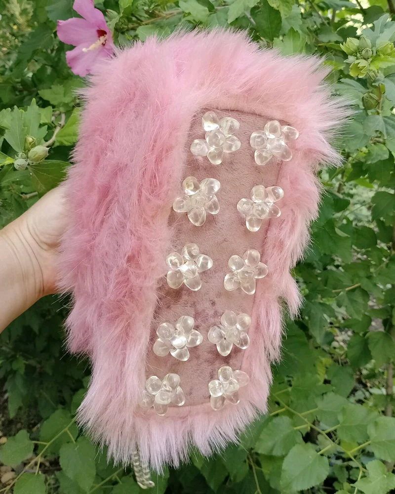 Розовая сумочка с фермуаром из искусственного меха