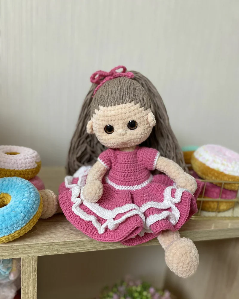 Вязаная кукла в розовом платье амигуруми