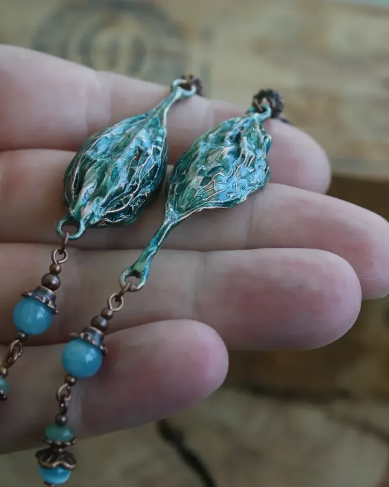 Асимметричные серьги из листьев рускуса с аквамаринами