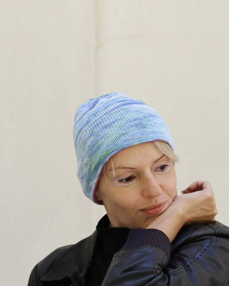 Женская двухсторонняя шапка‑бини из мериноса: два цвета, один образ