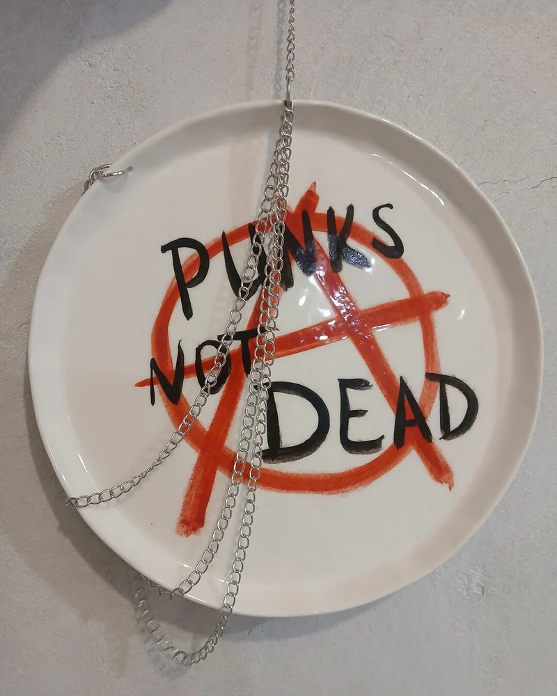 Белая тарелка на стену «Punks not dead»