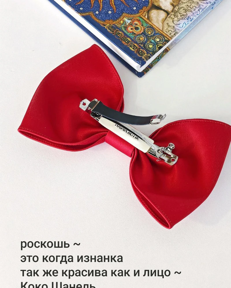 Красный бант на заколке, русский бант