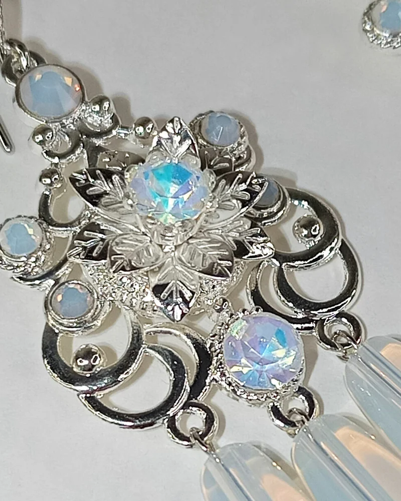Серьги с опаловыми стразами