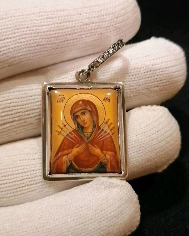 Нательная иконка, финифть "Богородица Семистрельная"