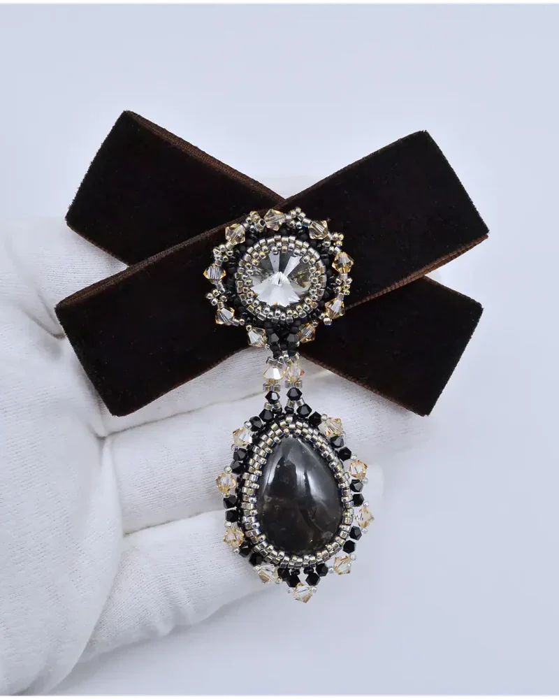 Брошь с черным агатом и Swarovski