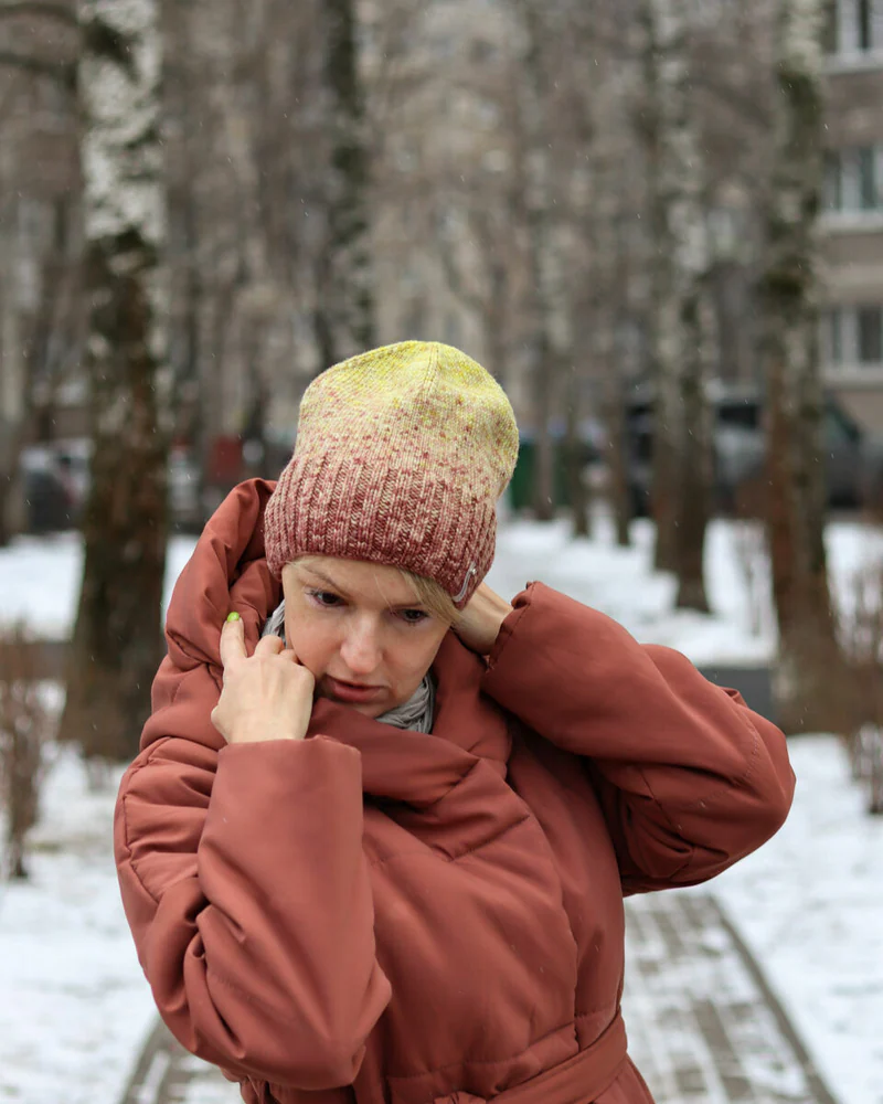 Модная вязаная женская шапка в осенних цветах