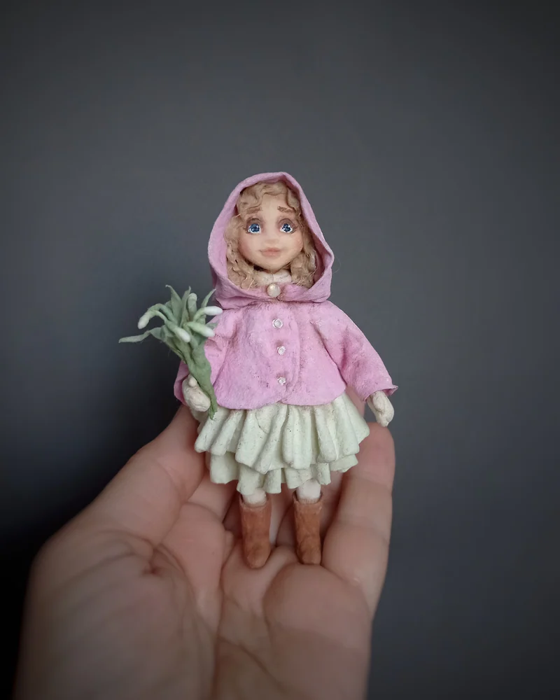 Девочка с подснежниками (розовая)