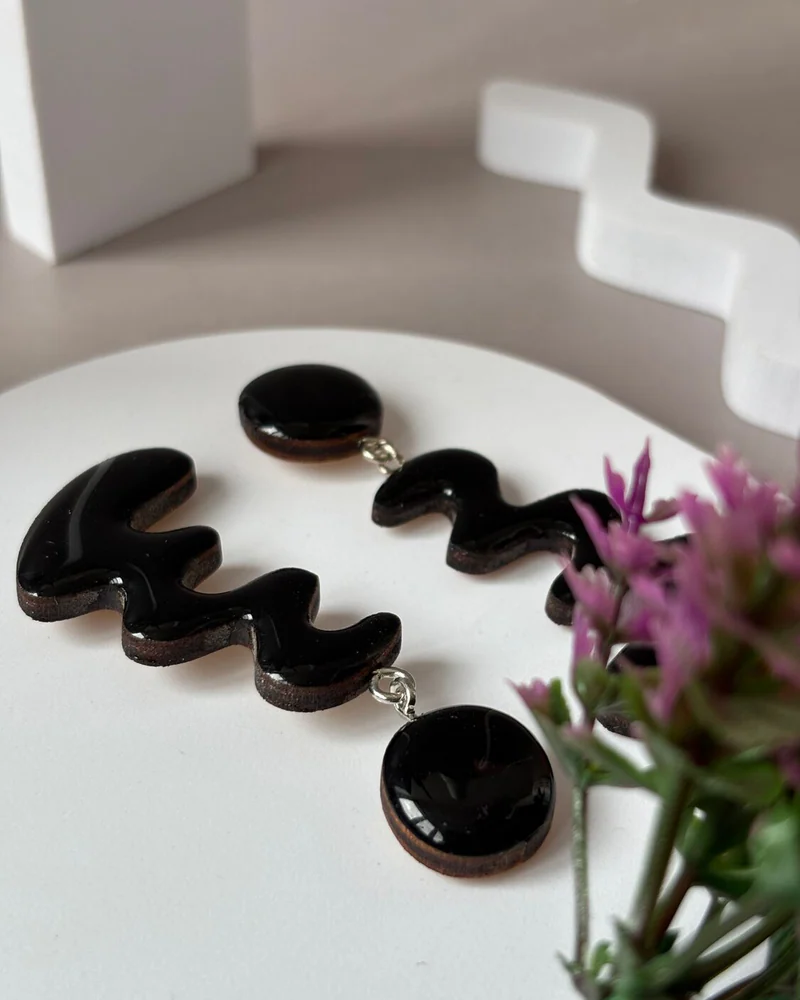 Крупные серьги из дерева. Зигзаги