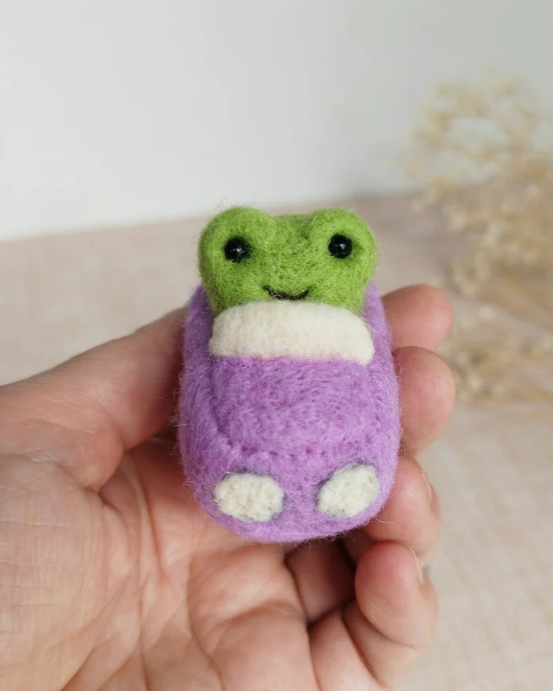 Валяная игрушка Лягушка в машине, Войлочная Игрушка из шерсти