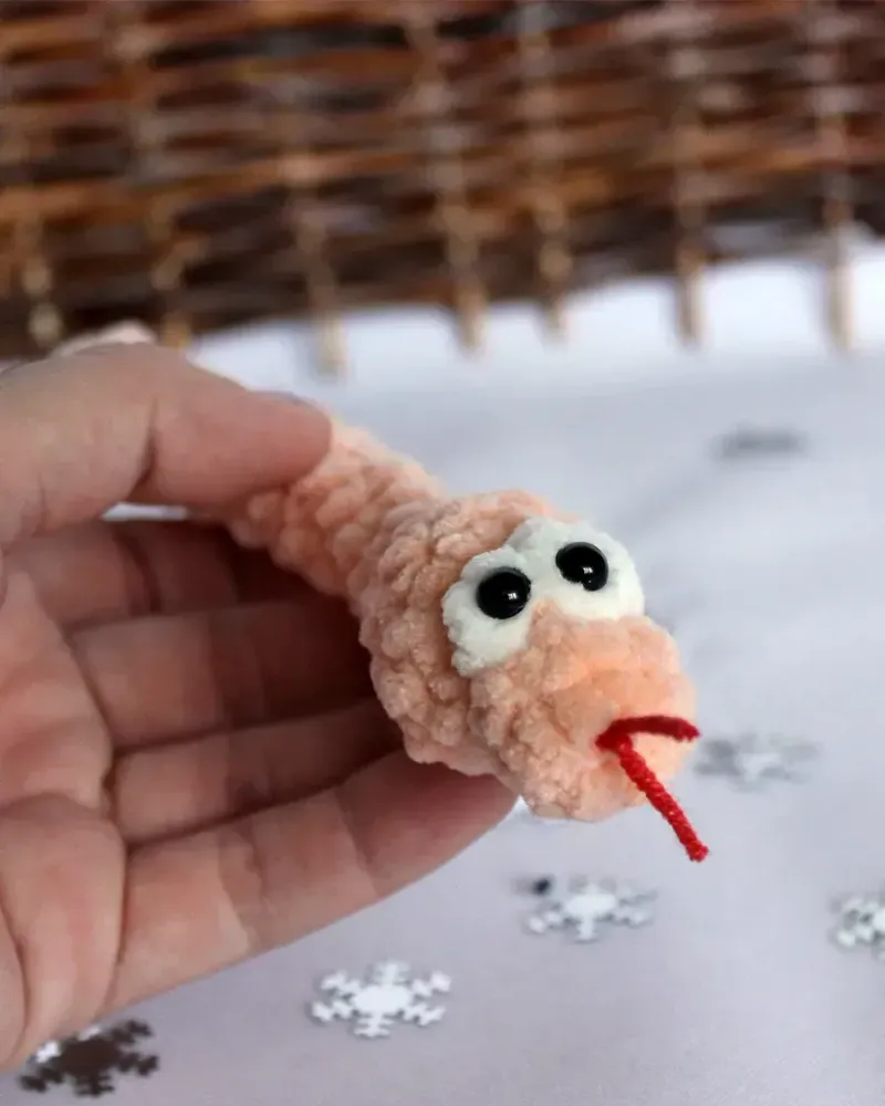 Мягкая вязаная игрушка Змея — Персиковый
