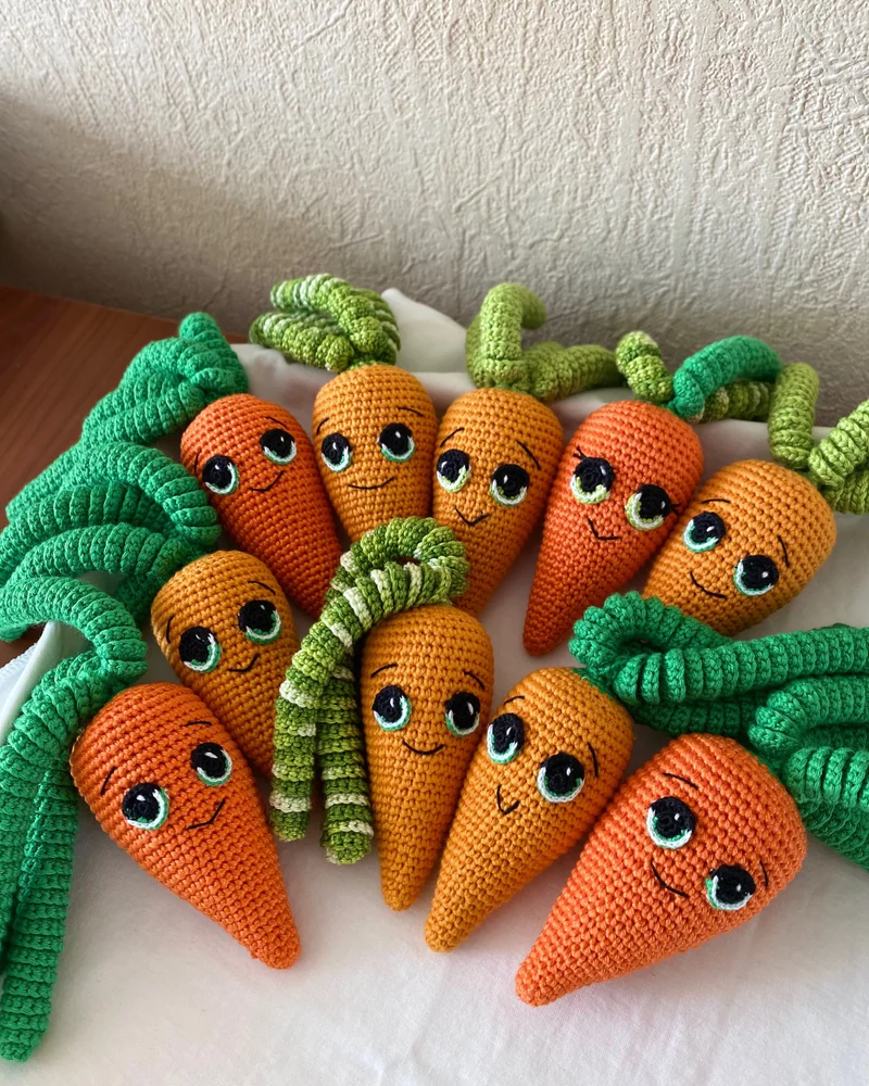 Вязаная игрушка морковка для новорождённого