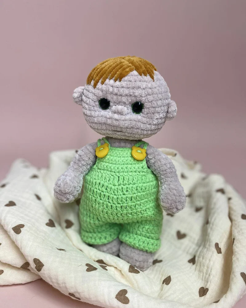 Вязаная кукла мальчик малыш амигуруми