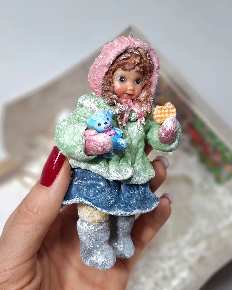 Ватная елочная игрушка «Девочка с мишкой»
