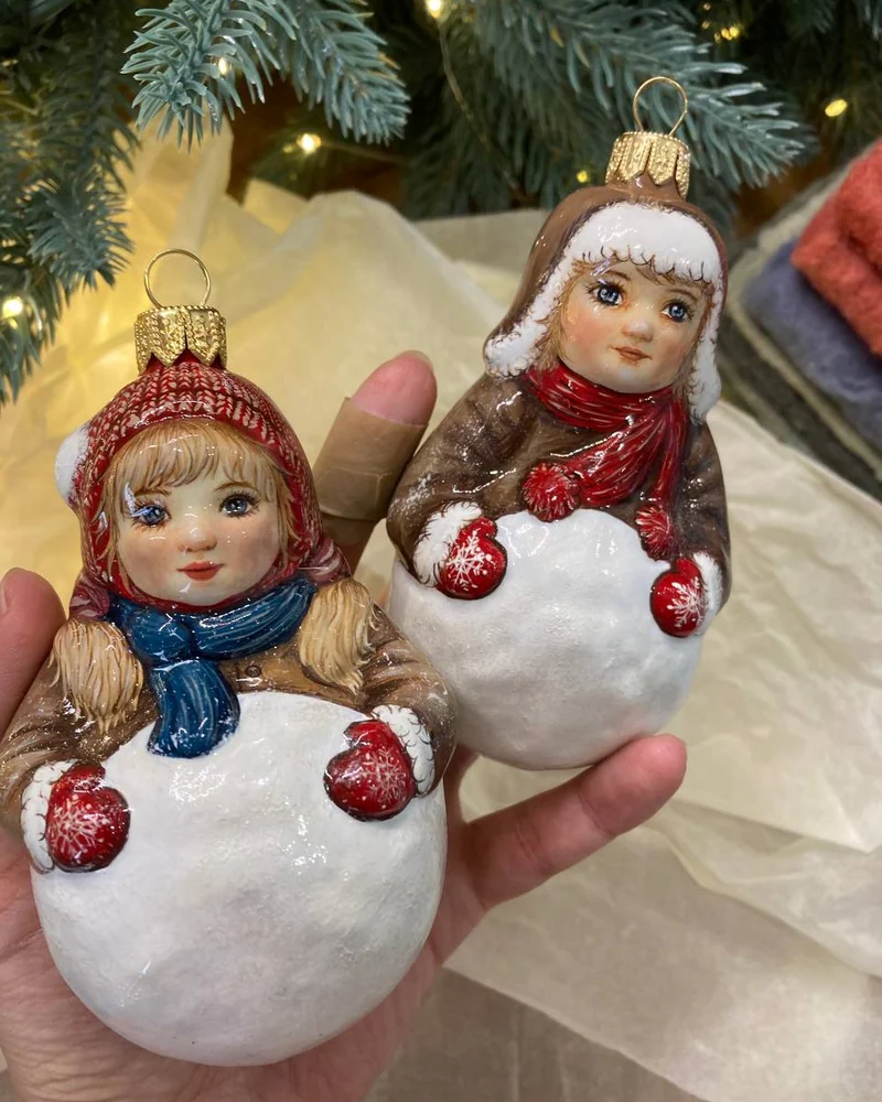 Белая ёлочная игрушка «Мальчик со снежком»
