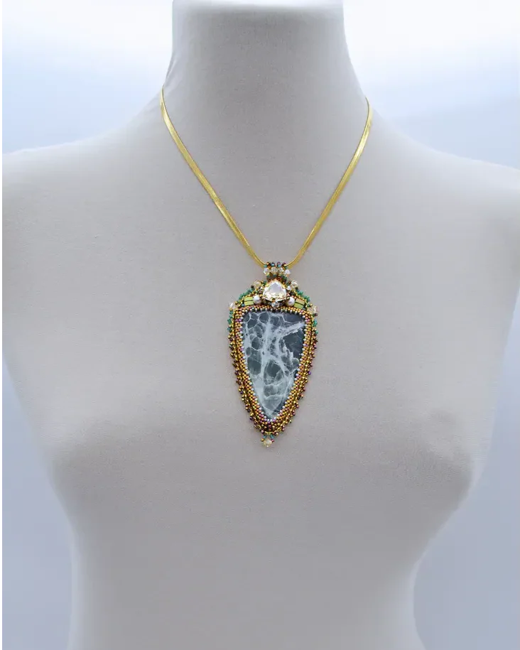 Кулон ручной работы с офитом и Swarovski