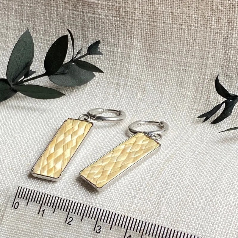 Серьги «Айфон» из соломки