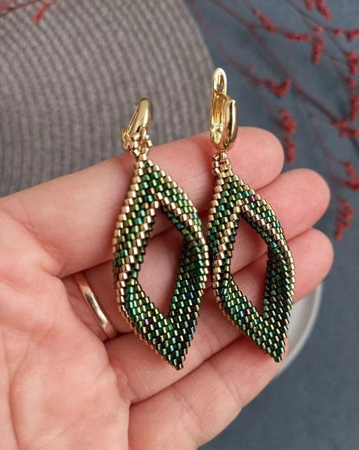 Серьги из бисера Листочки зеленый золотой бисер подарок для мамы